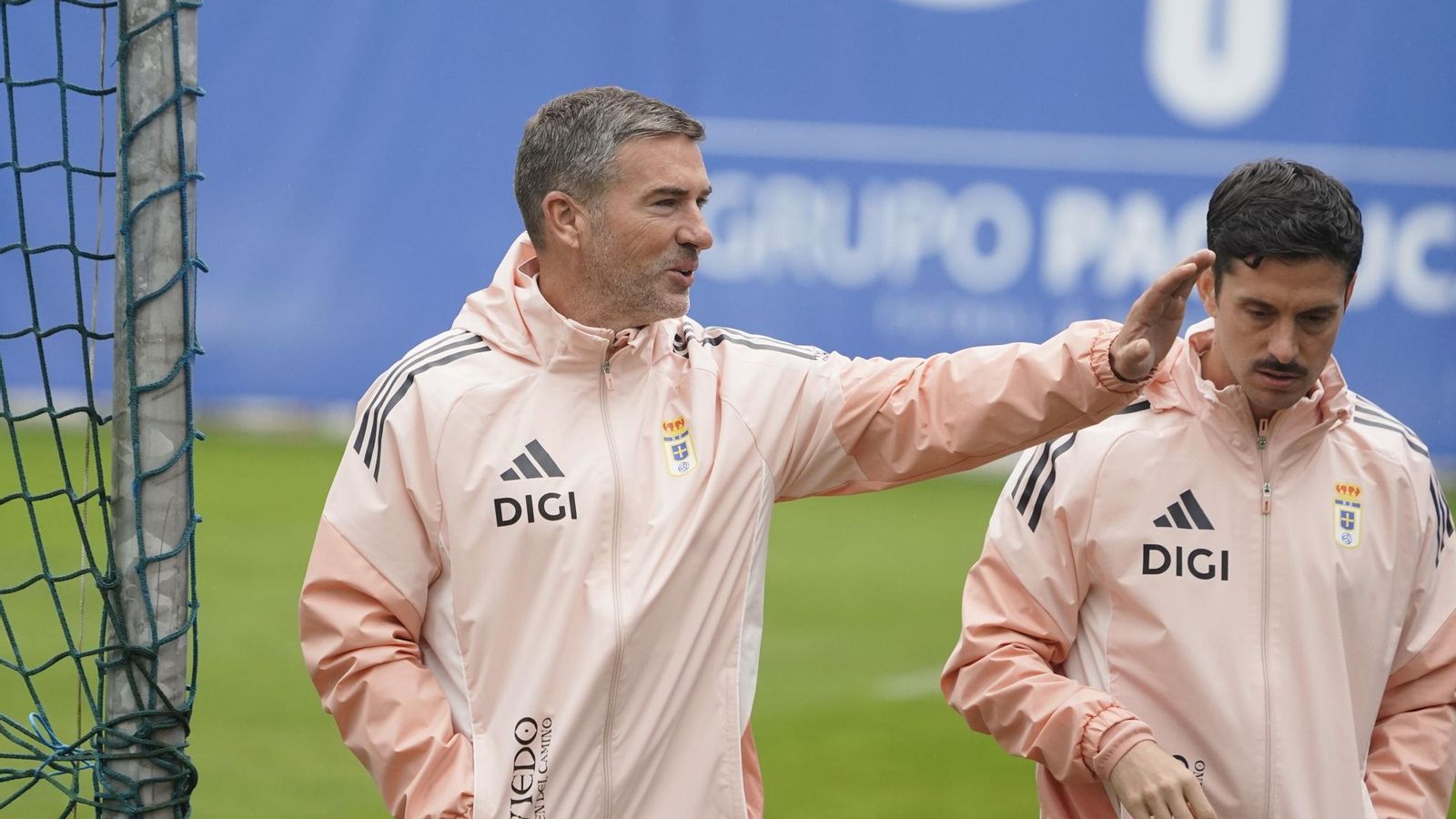 Luis Carrión, junto al cordobés Cristóbal Fuentes, en un entrenamiento del Real Oviedo.