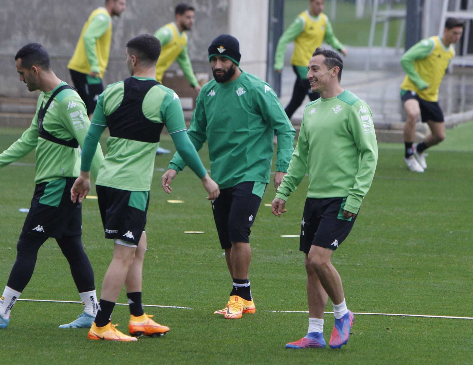 Guardado, sonriente, en el entrenamiento de este jueves.