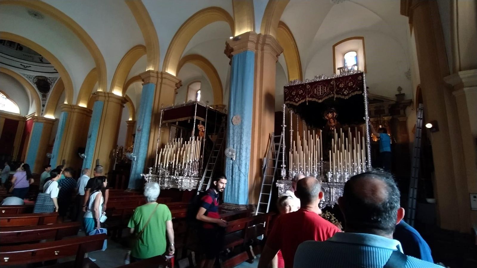 Numerosas personas se acercan desde principios de la semana a los templos para ver los pasos que procesionarán en la Magna. En la imagen, la Iglesia Mayor Parroquial.