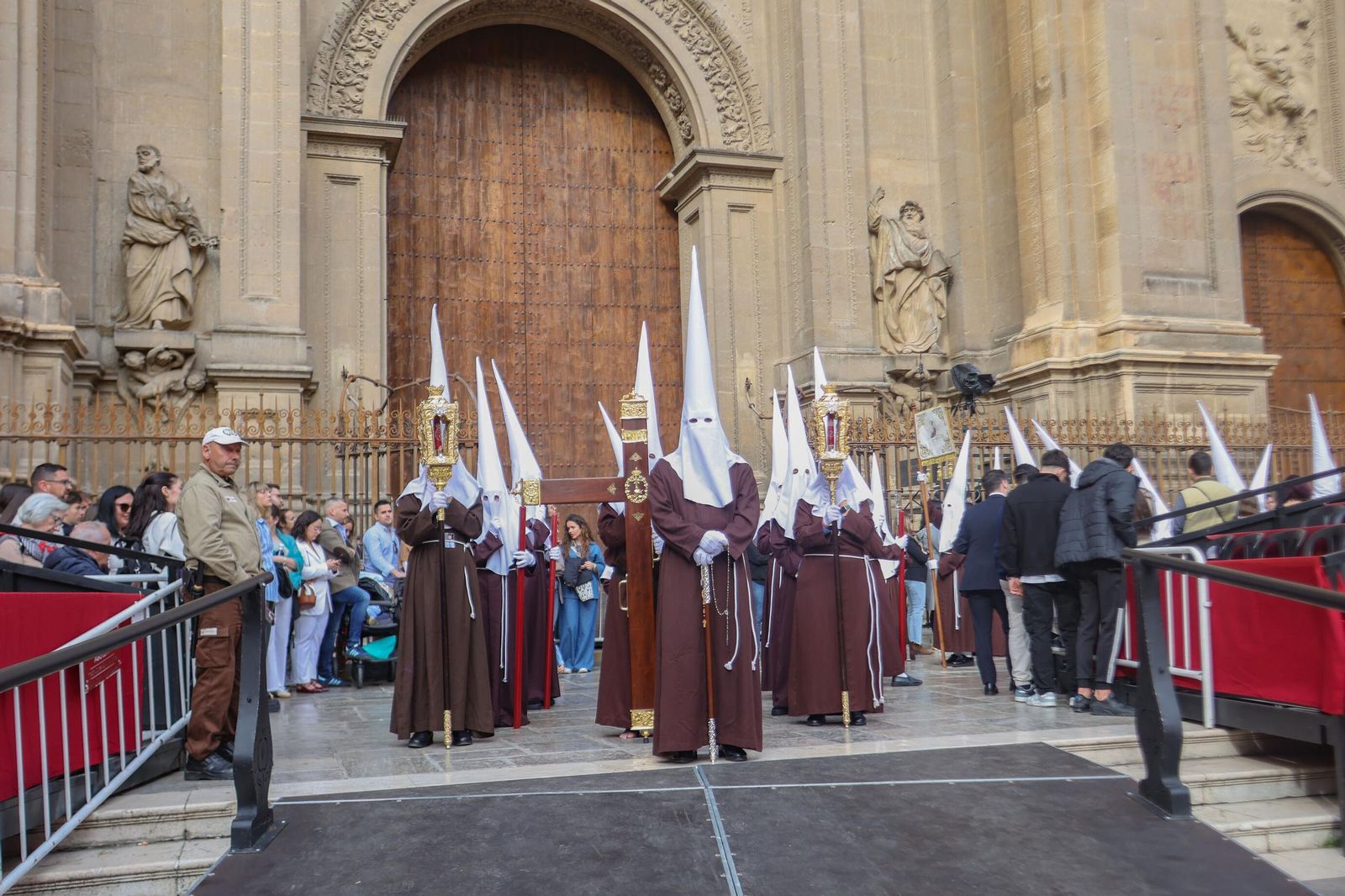 Así vivió Granada la salida de la Hermandad del Cautivo