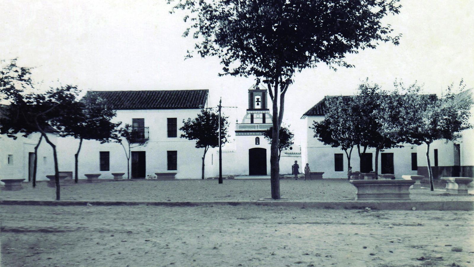 Ejemplos de arquitectura: antigua plaza colonial del Campillo; Plaza de La Luisiana; y Plaza de Santa Ana de Cañada Rosal.