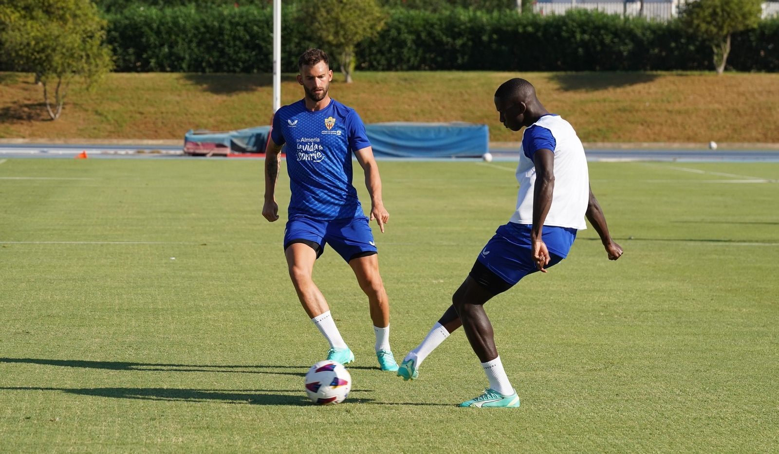 Baptistao intenta robarle un balón a Mendes en el entrenamiento de este miércoles