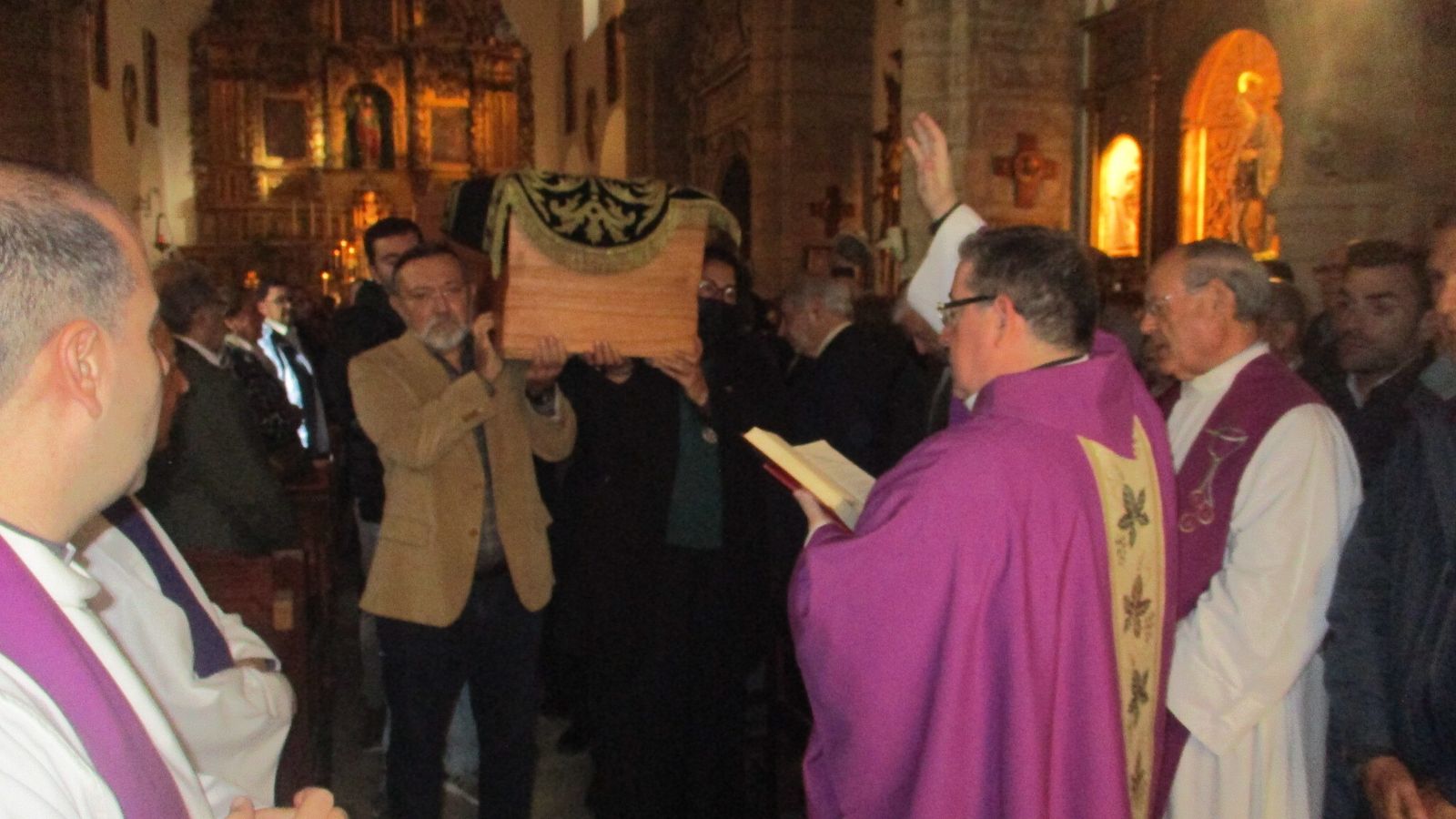 Última bendición del sacerdote a la salida del templo.