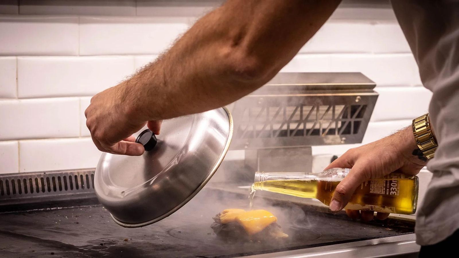 Preparando una de sus hamburguesas.