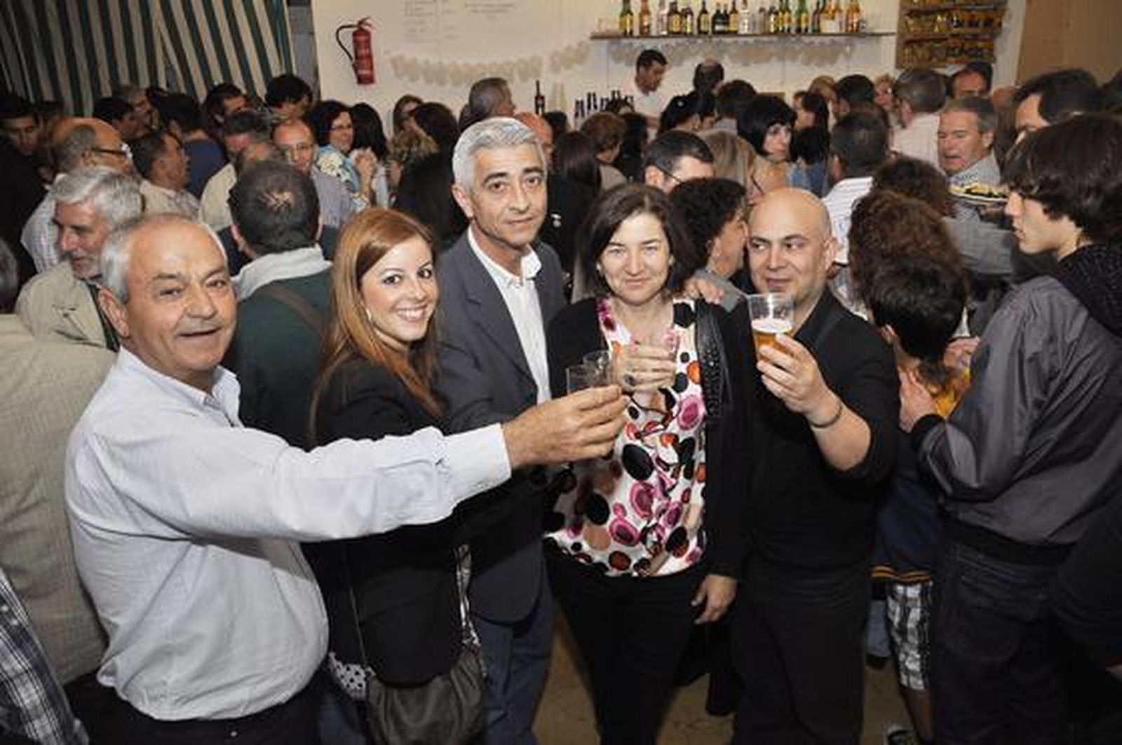 Miembros de la lista de IU, con Del Valle, brindan durante la inauguración de su caseta el pasado sábado.

Foto: Pascual