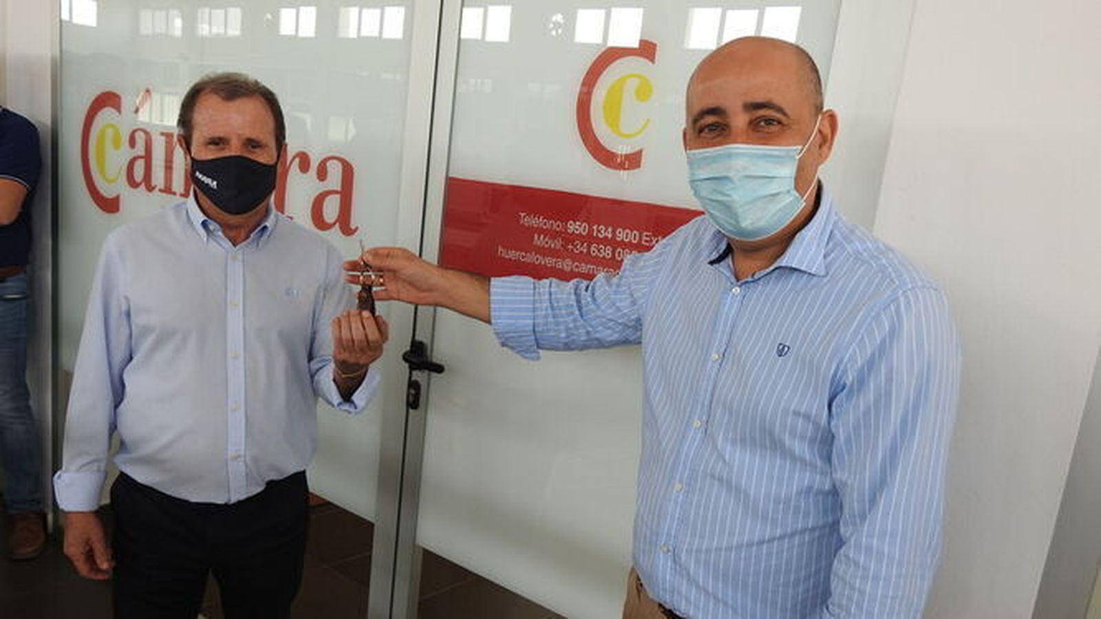 El alcalde, Domingo Fernández, en la entrega de llaves de la oficina cameral a Jerónimo Parra.