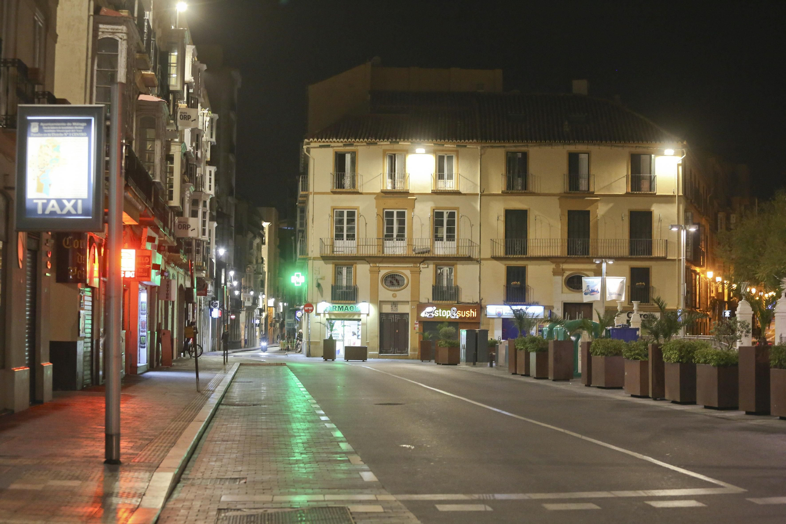 El coronavirus dibuja una noche desierta en el centro de Málaga, en fotos