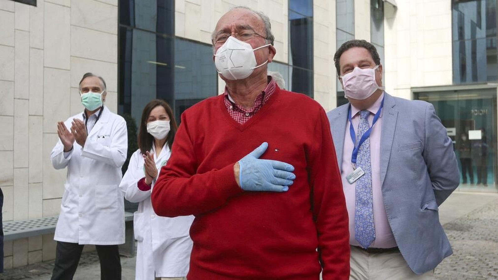 El alcalde de Málaga, al salir del hospital CHIP