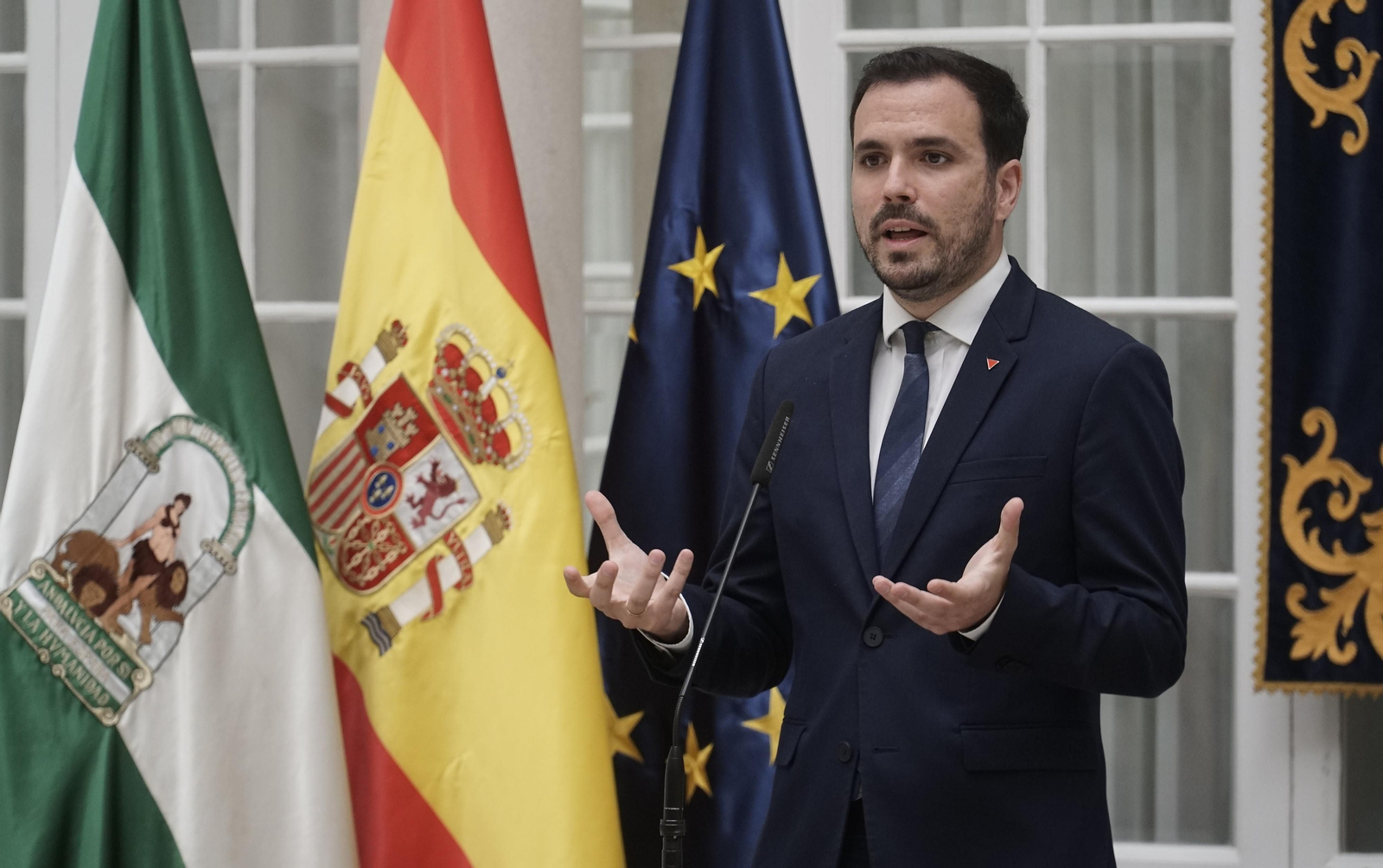 Alberto Garzón, en la delegación del Gobierno en Andalucía, en la Plaza de España de Sevilla.