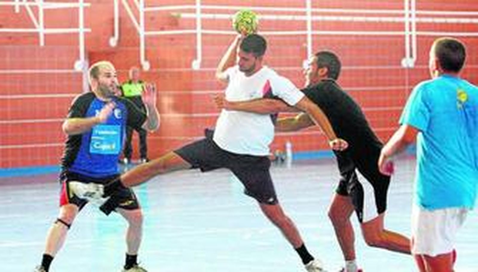 El equipo moguereño, durante la disputa un partidillo de entrenamiento.