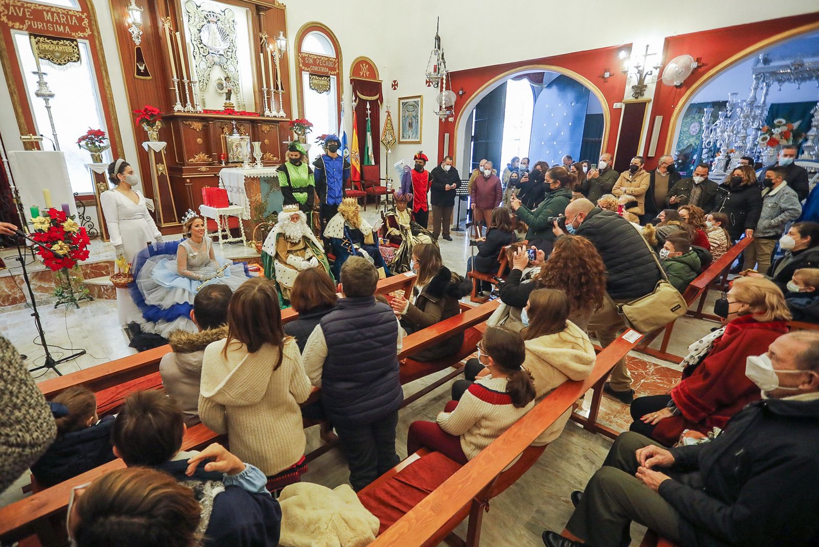 Imágenes de la visita de los Reyes Magos a los hospitales y residencias de mayores de Huelva