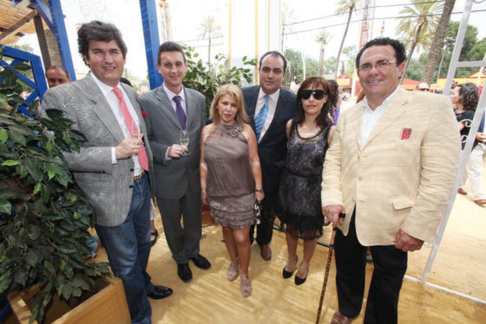 La diputada socialista Mamen Sánchez posa con el delegado municipal de Juventud, Francisco Benavent; el gerente de Diario de Jerez, Miguel Berraquero; el delegado municipal de Turismo, Juan Manuel García Bermúdez, y la diputada nacional Ana Fuentes.

Foto: Vanesa Lobo