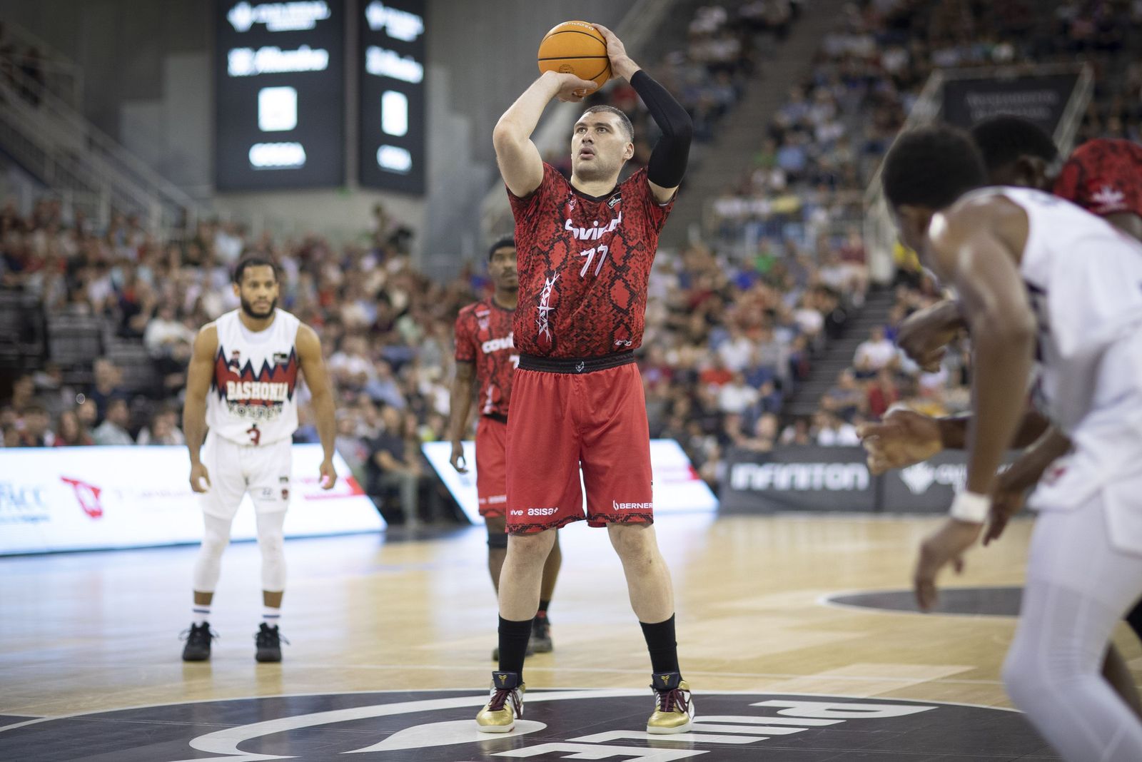 Tiros libres de Burjanadze en un partido anterior en el Palacio