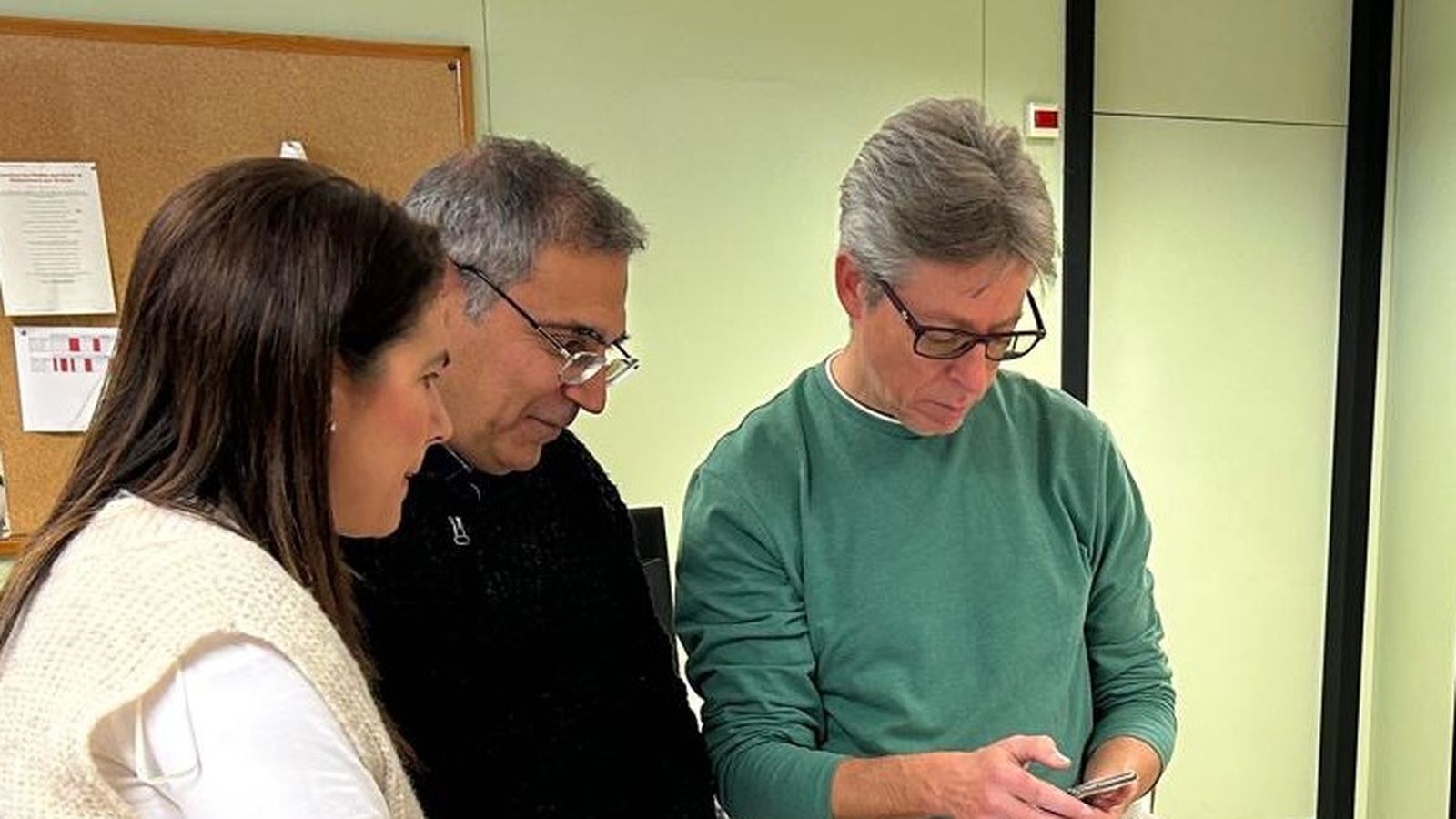 La delegada Lucía Núñez, junto con otros compañeros, observando los nuevos equipos.