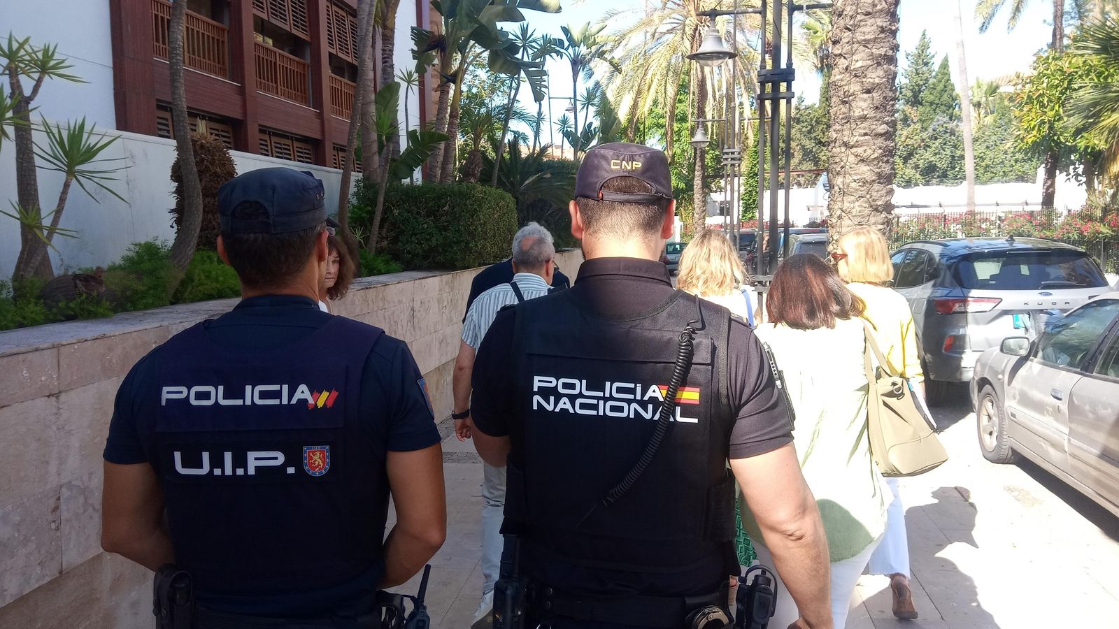 La comisión judicial desplazándose a la zona de cocinas.