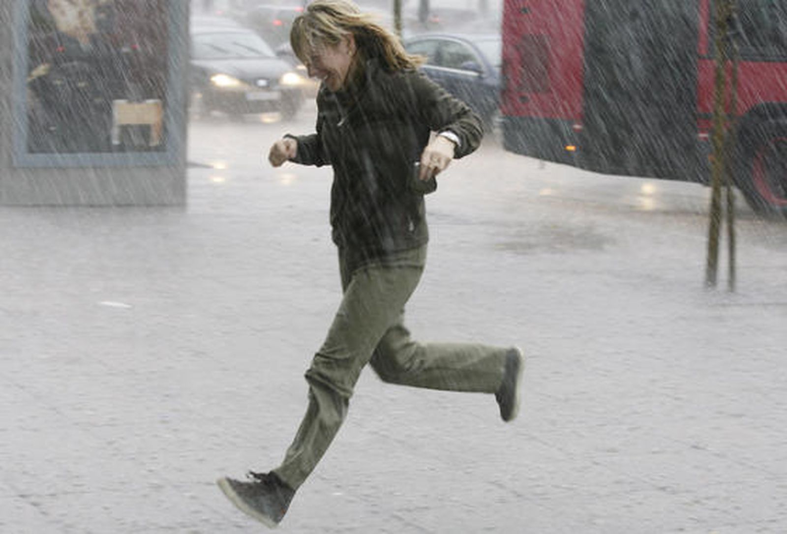 Una mujer corre en busca de un lugar para protegerse de la lluvia.

Foto: J. C. Vázquez, B. Vargas y A. Pizarro