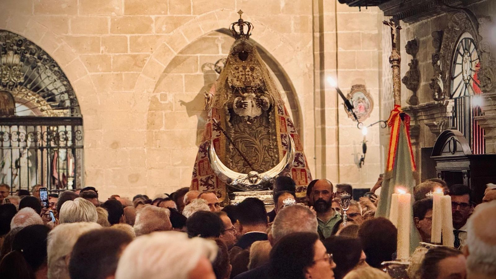 Una imagen del traslado de la Patrona desde su camarín, el pasado sábado.