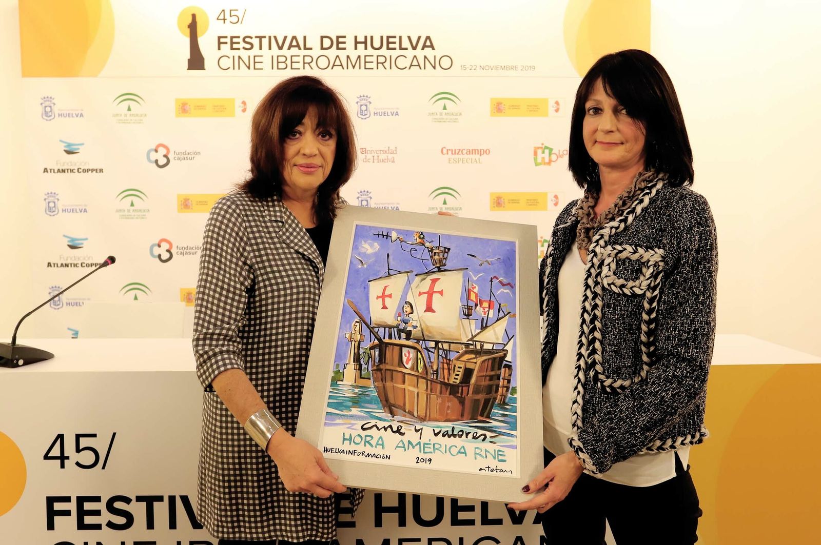 Imágenes de la entrega del premio "Cine y valores" de Huelva Información a "Hora América" de RNE en el Festival de Huelva Cine Iberoamericano