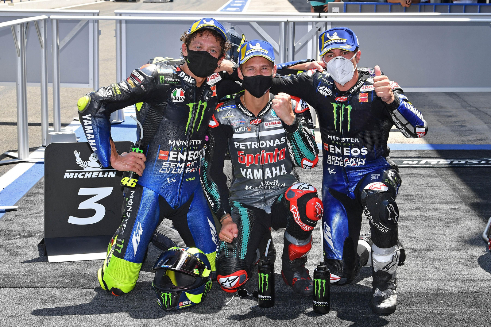 Rossi, Quartararo y Viñales, celebrando en Jerez el tercer triplete de Yamaha en MotoGP.