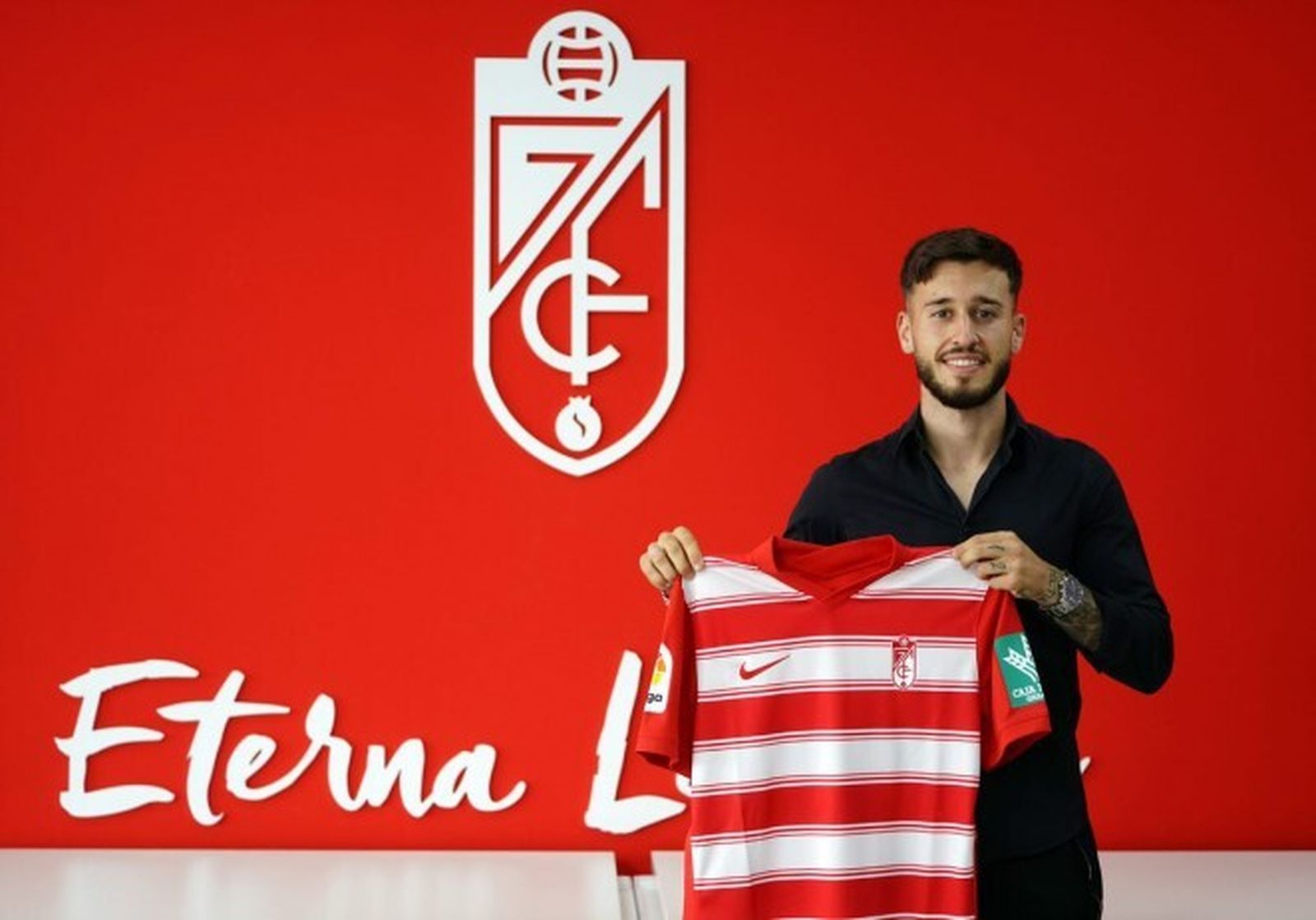 Ricard Sánchez posa con la camiseta Granada CF el pasado verano.