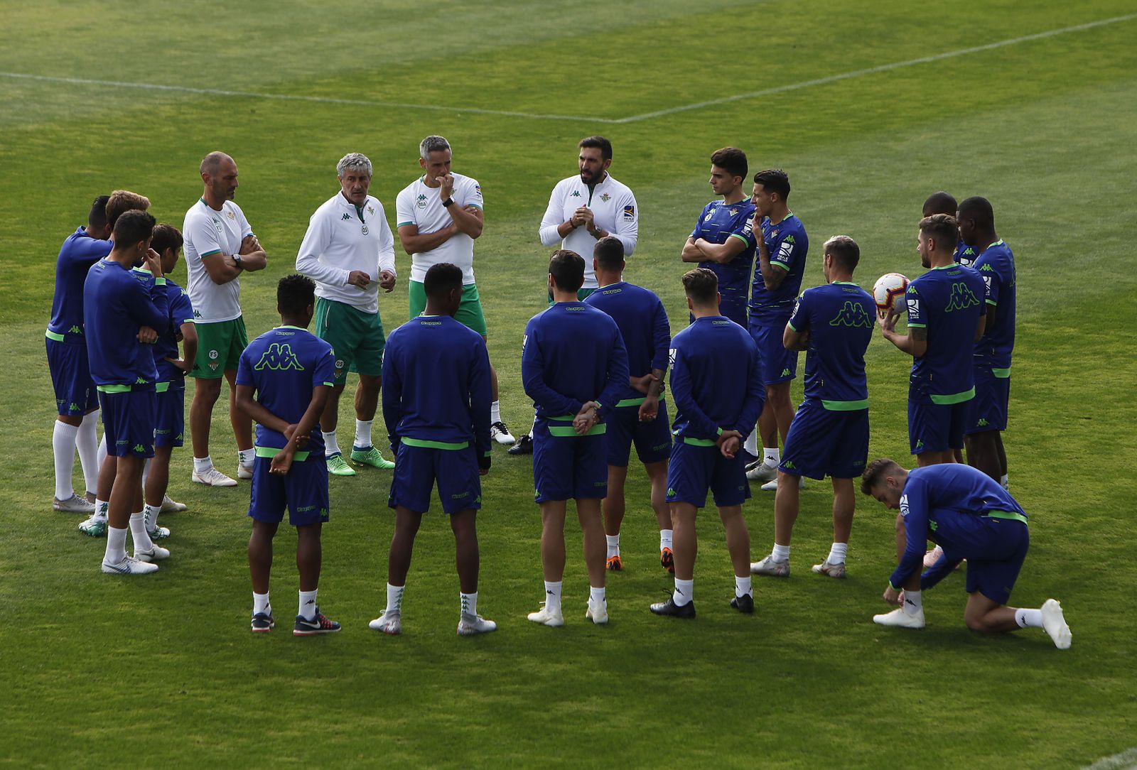 Setién charla con sus futbolistas en un entrenamiento.