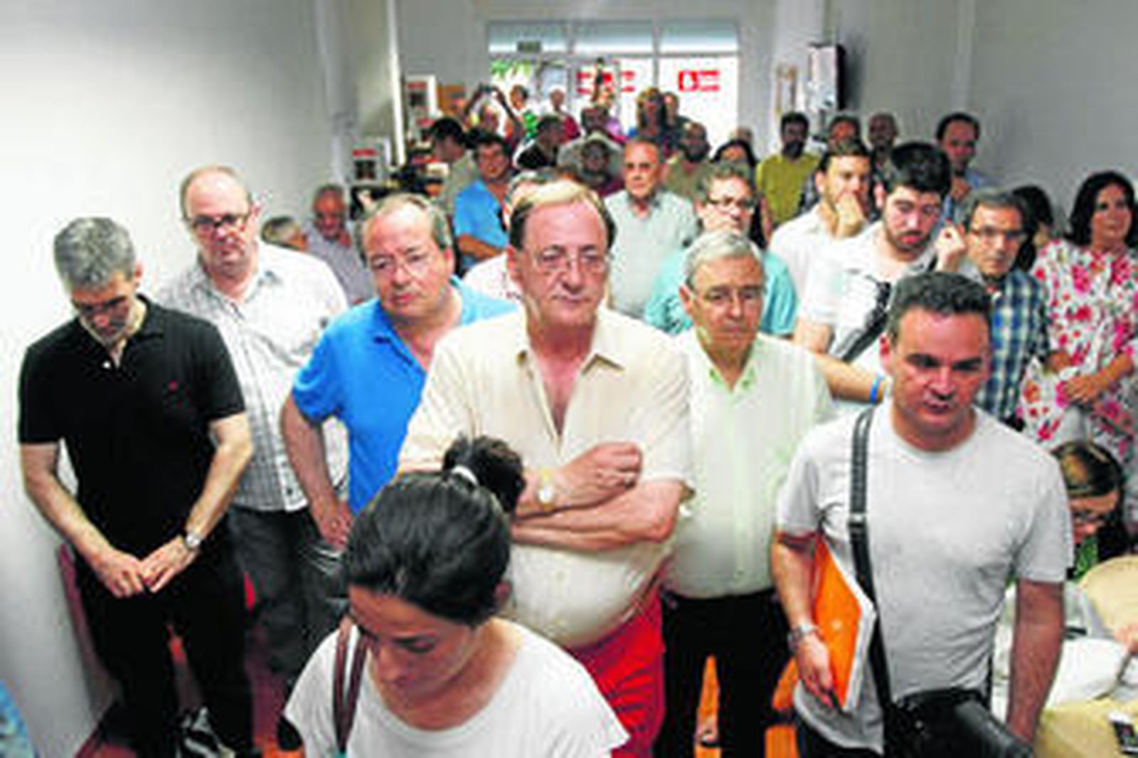 Algunos de los asistentes a la presentación de la candidatura de Luis Planes en la sede del PSOE de Poniente, en Ciudad Jardín.