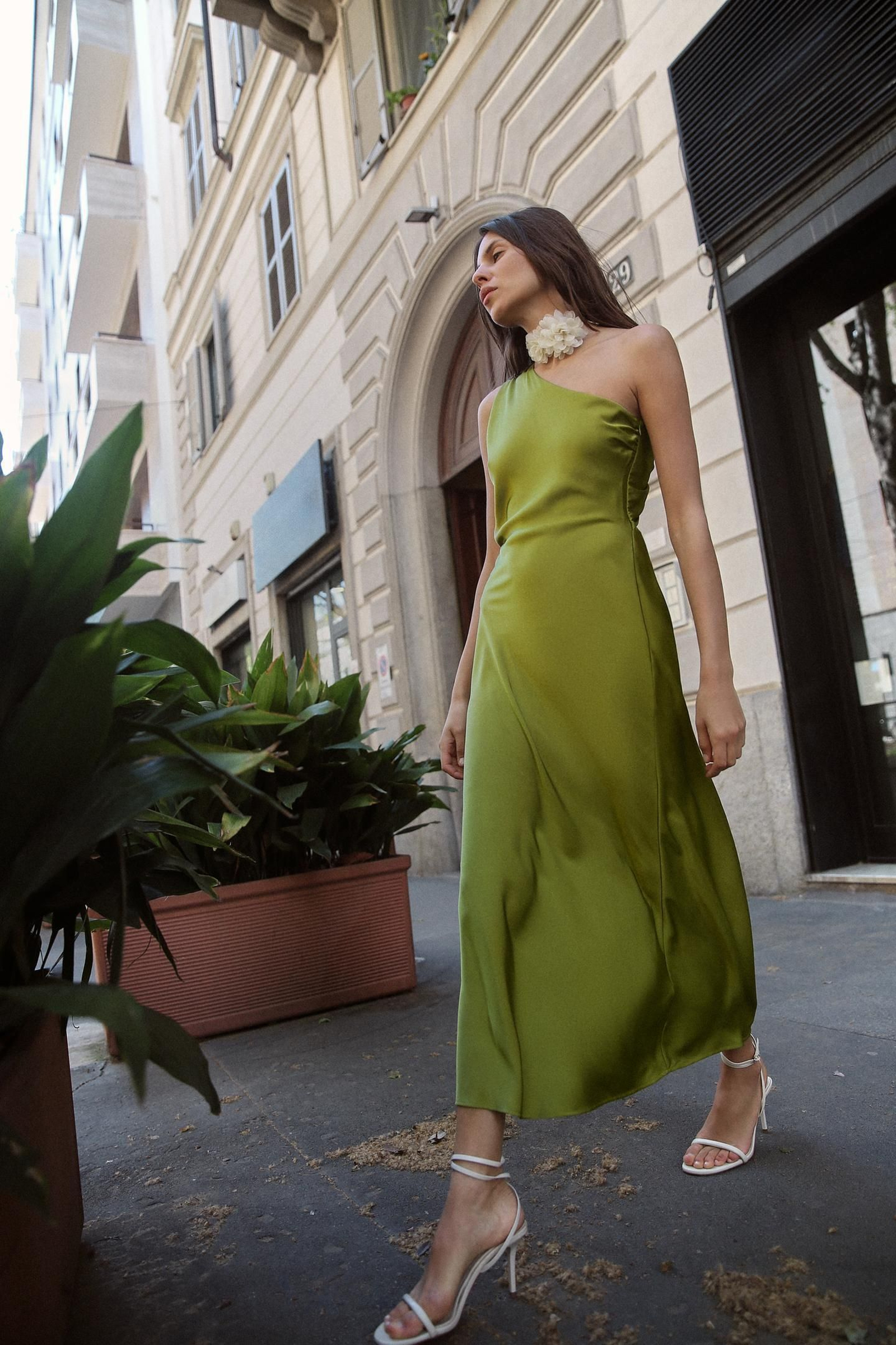 Vestido verde con escote asimétrico de Zara.