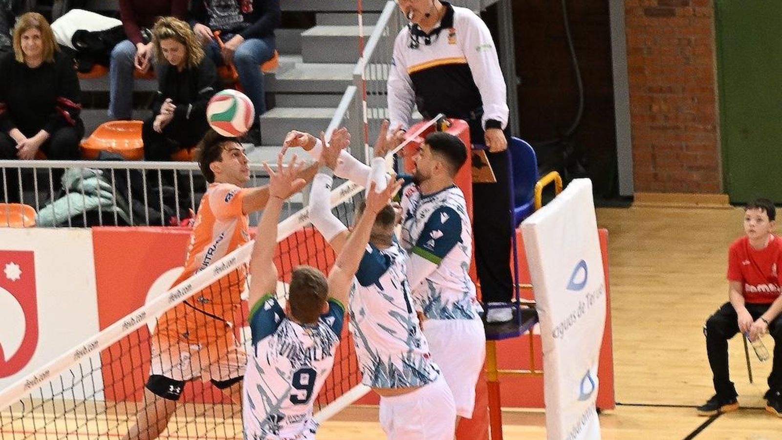 Varios jugadores ahorradores realizan un bloqueo durante el encuentro del pasado jueves disputado en Teruel.