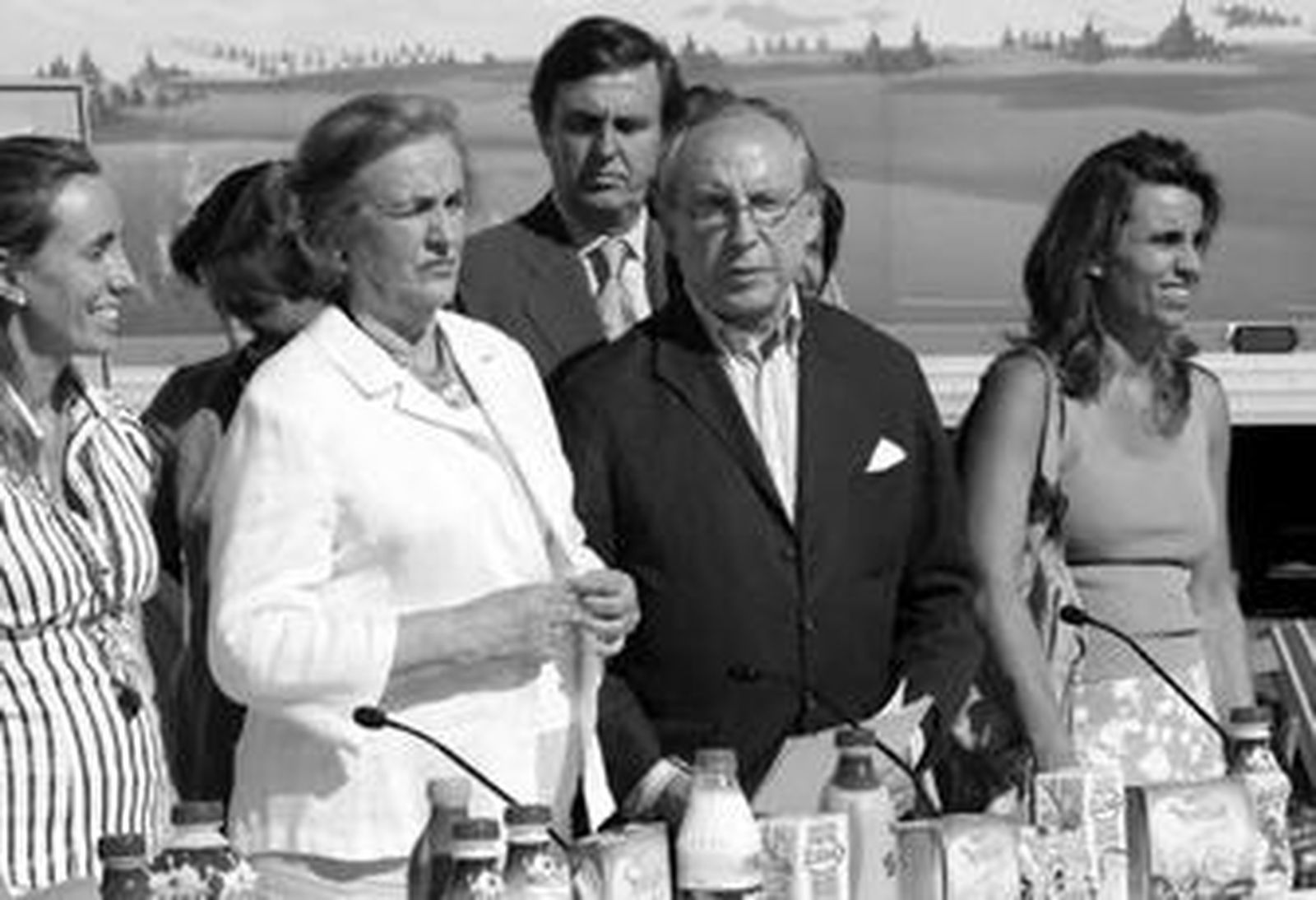 Una abeja que come y bebe muy bien