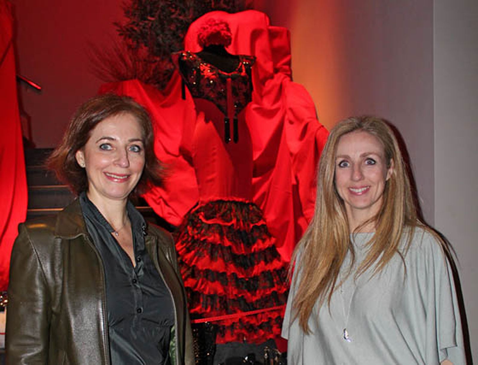 Rocío y Mila Montero, diseñadoras de Lina Sevilla 1960, junto a la bata de cola expuesta.

Foto: Victoria Ramírez