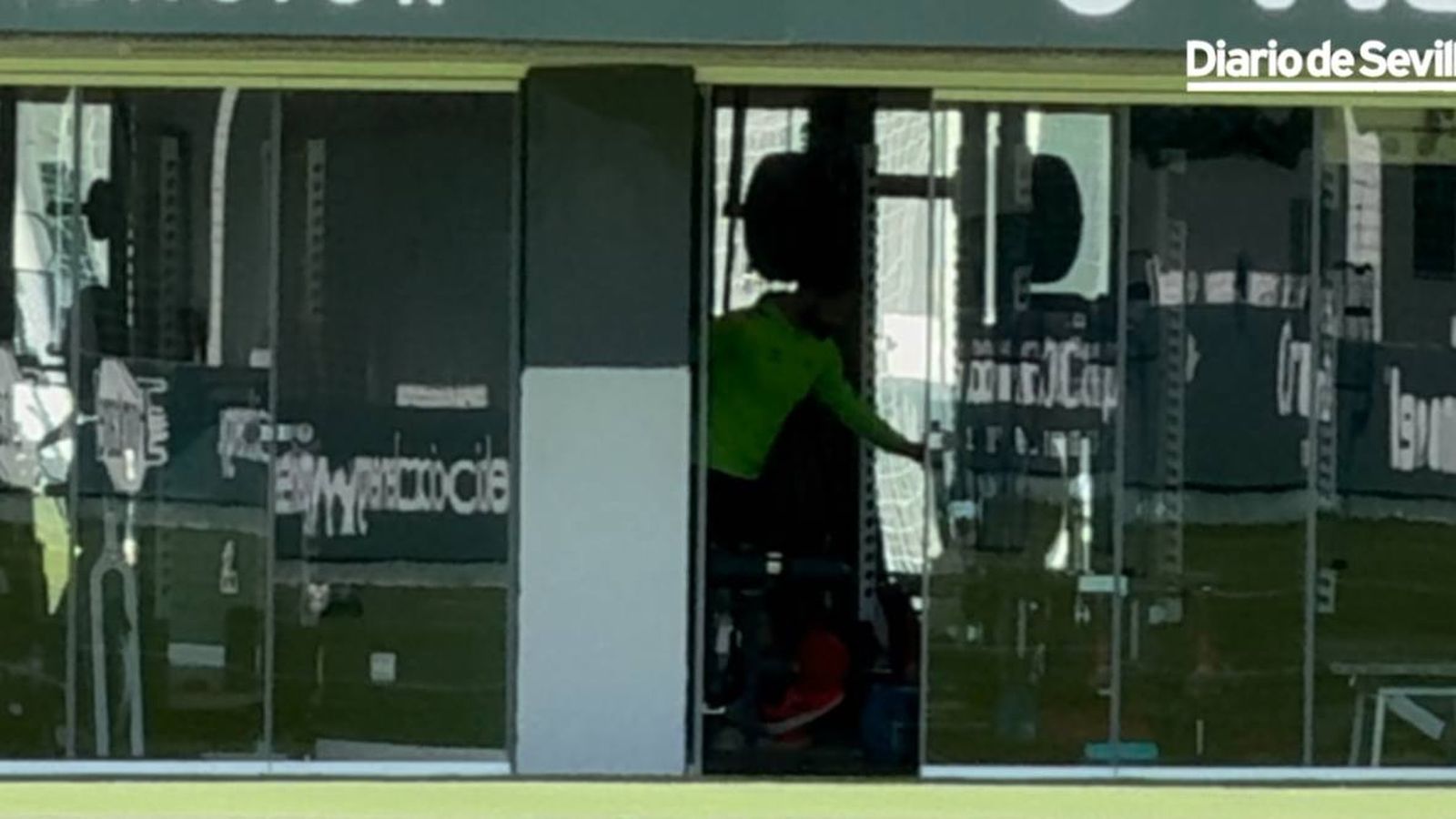 Isco da toques junto a su hijo con una pequeña pelota de espuma