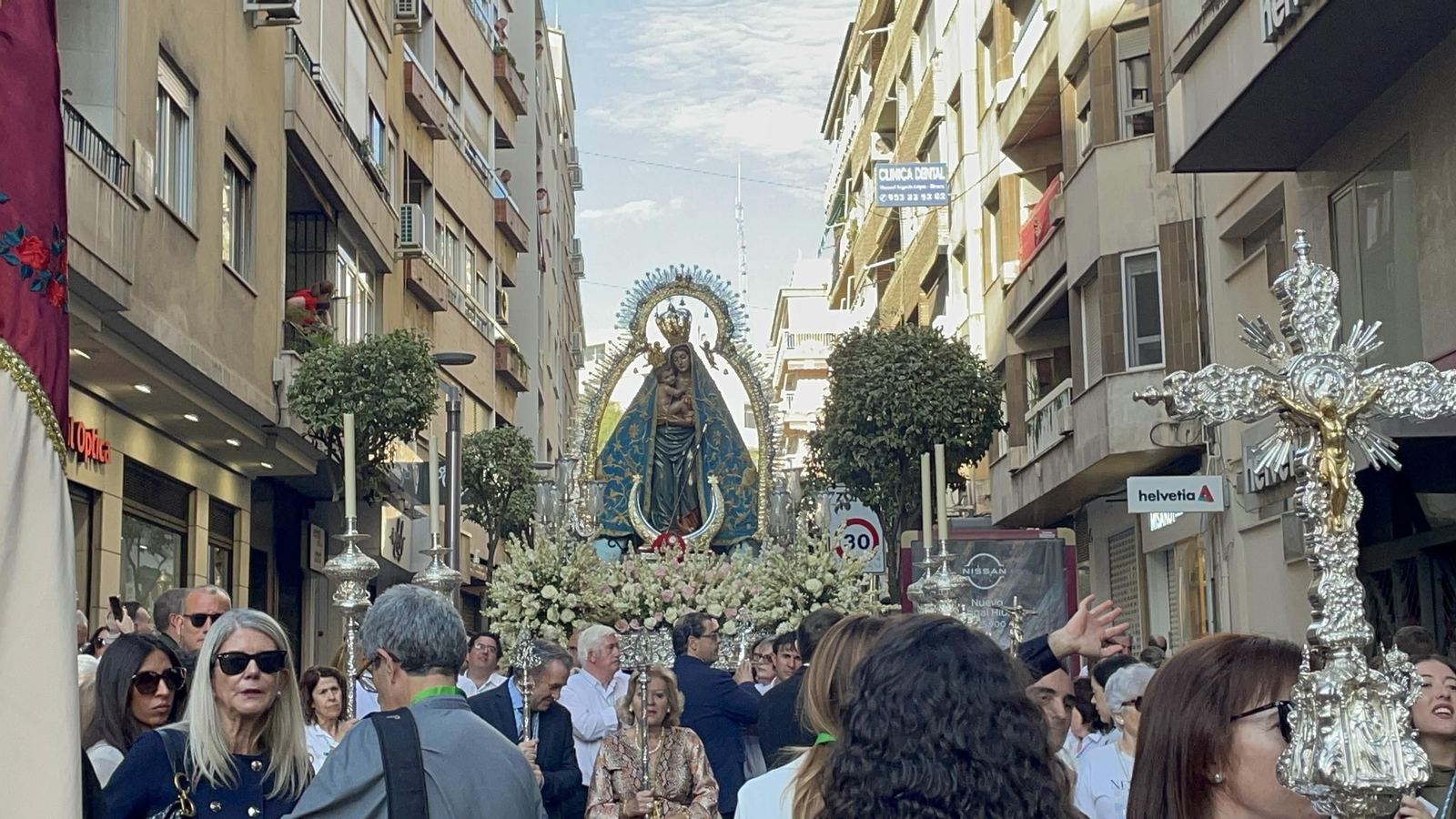 Un Jaén repleto de fieles acompañan los traslados de las veinte imágenes de la Magna (II)