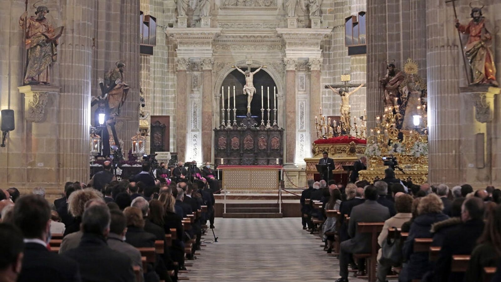 Vía Crucis de las Hermandades con tres imágenes presidiéndolo.