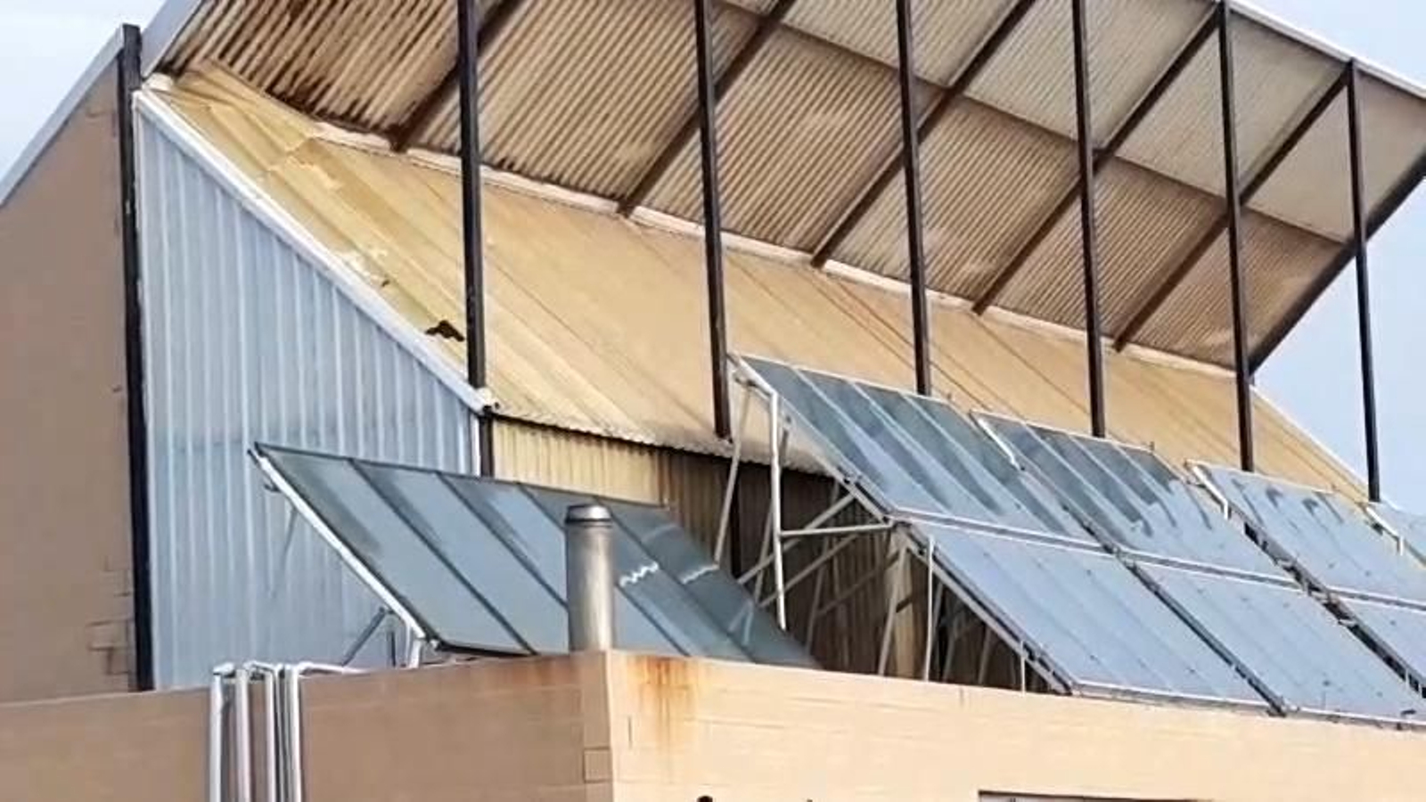 El temporal está cerca de arrancar parte del techo de la piscina del Jairán