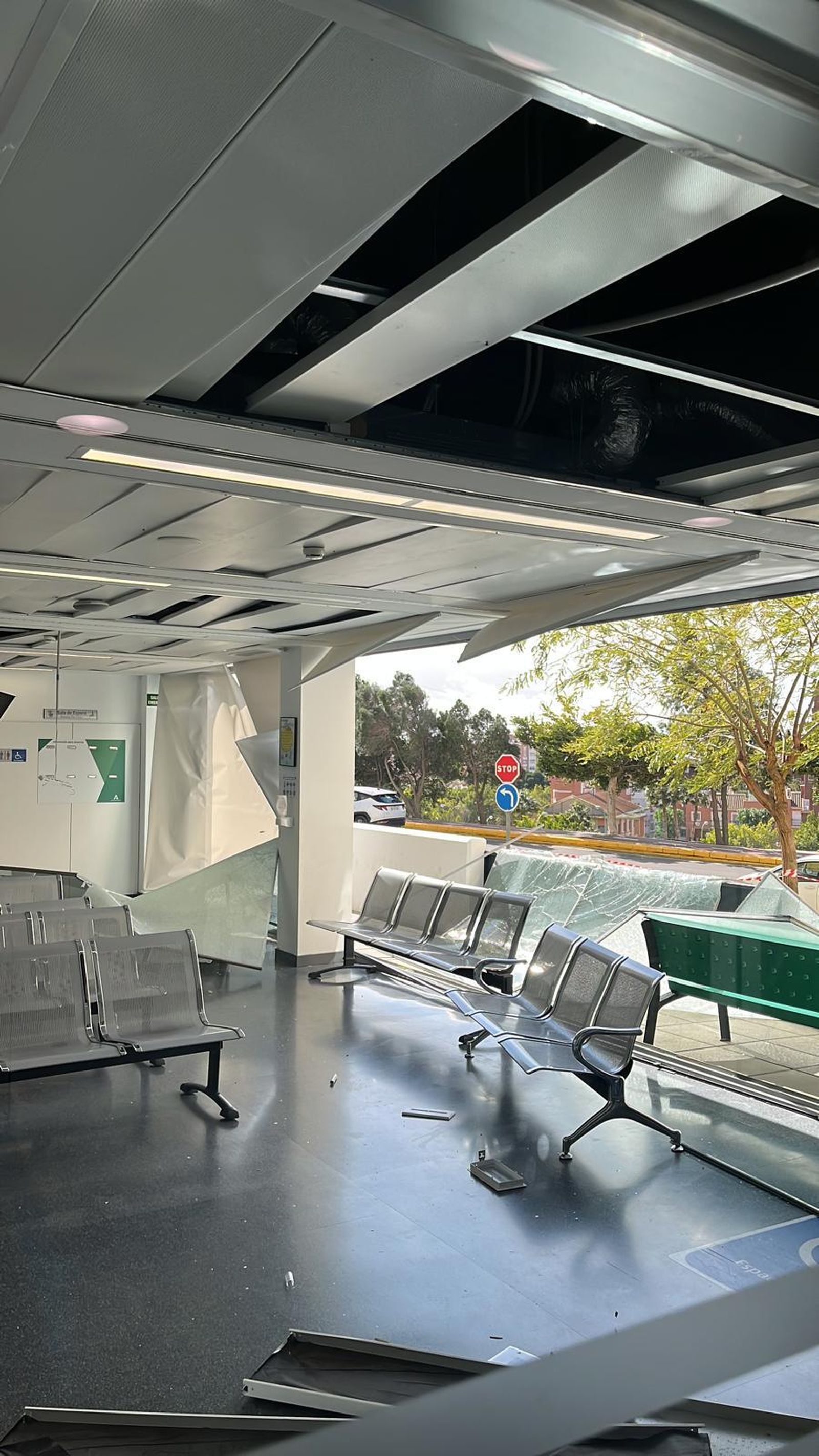 El hospital ha confirmado que no ha habido que lamentar heridos a pesar de lo aparatoso que ha sido el incidente provocado por el fuerte viento