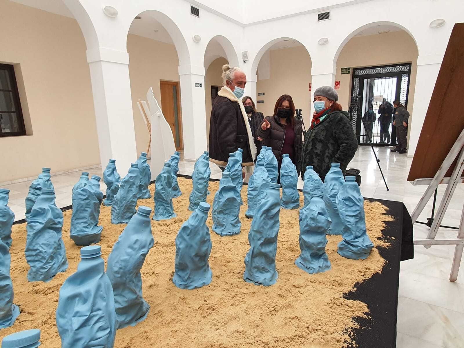 El autor de la muestra y las representantes municipales, durante el reciente acto de inauguración de la exposición.