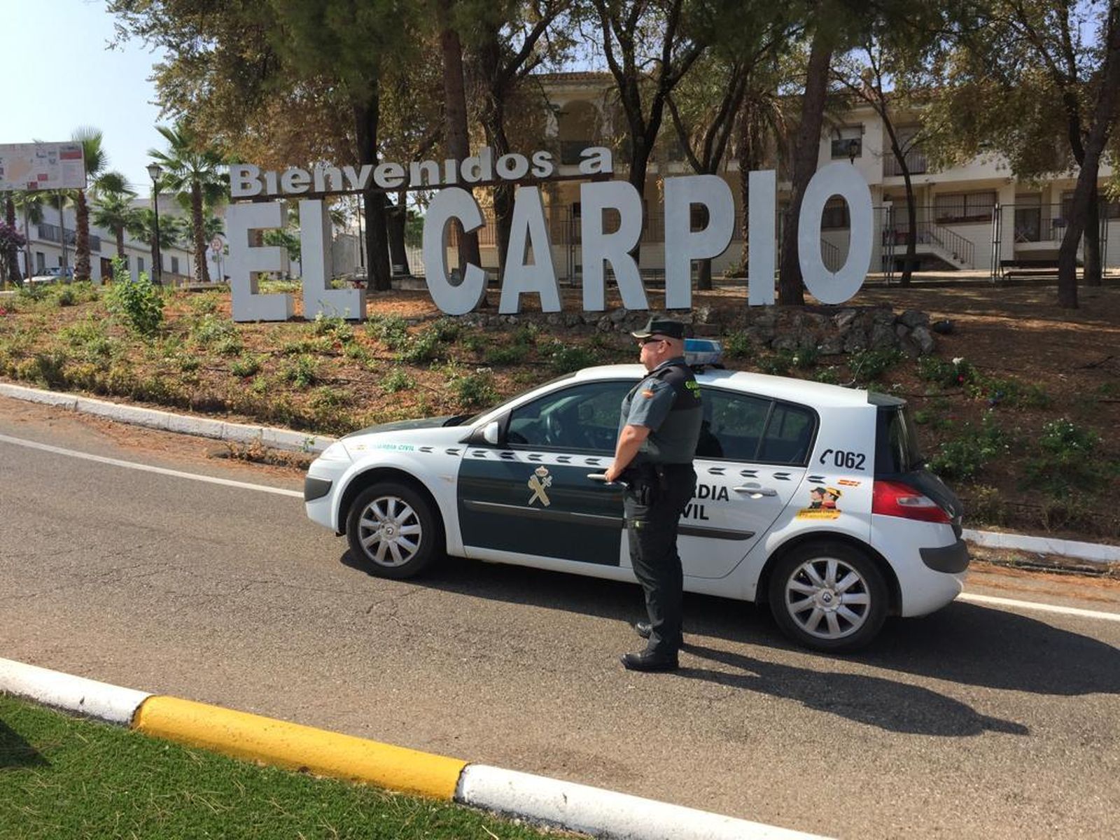 Un agente de la Guardia Civil en El Carpio.