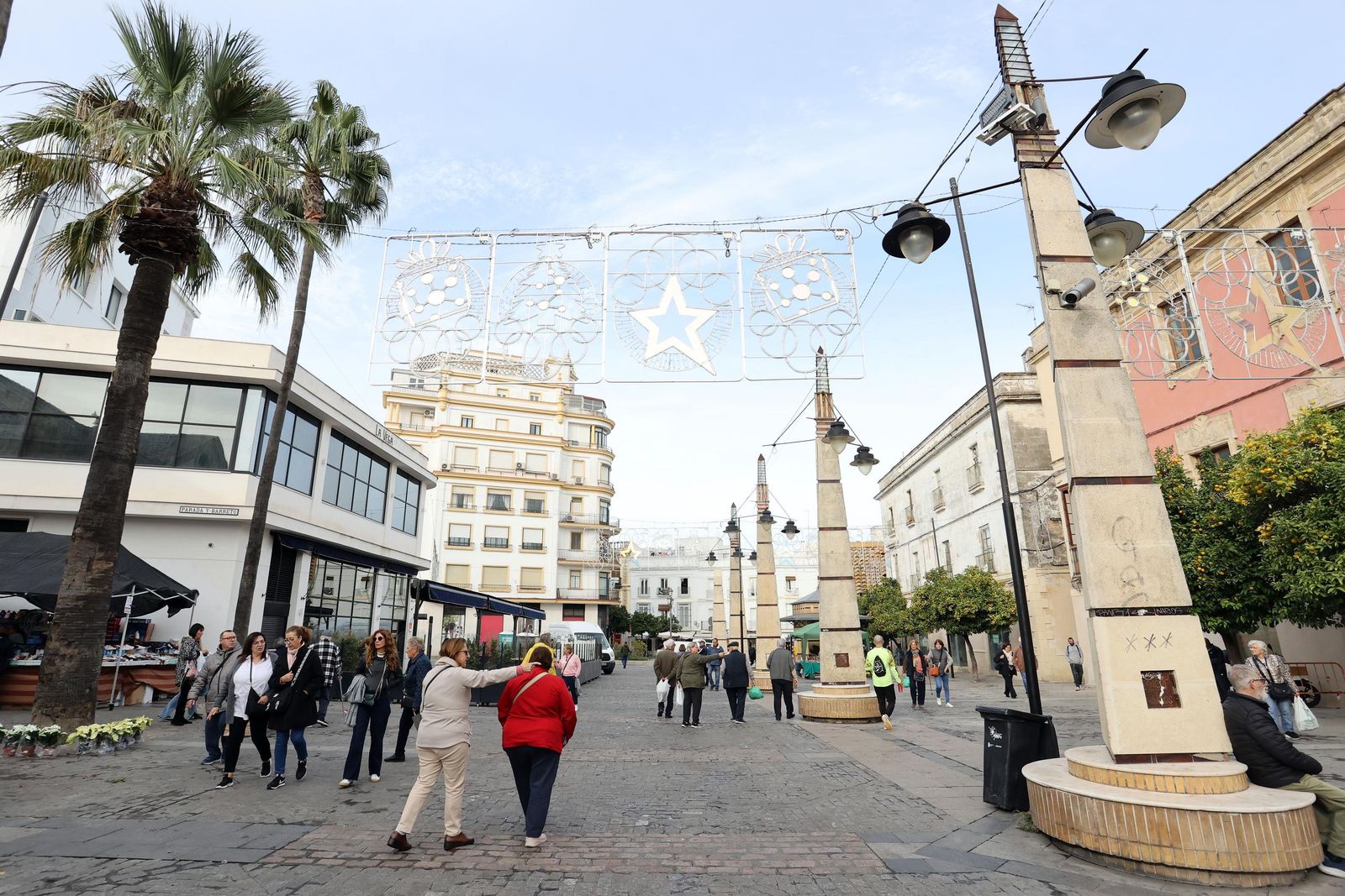Ésta es la decoración navideña del mercado central de Jerez