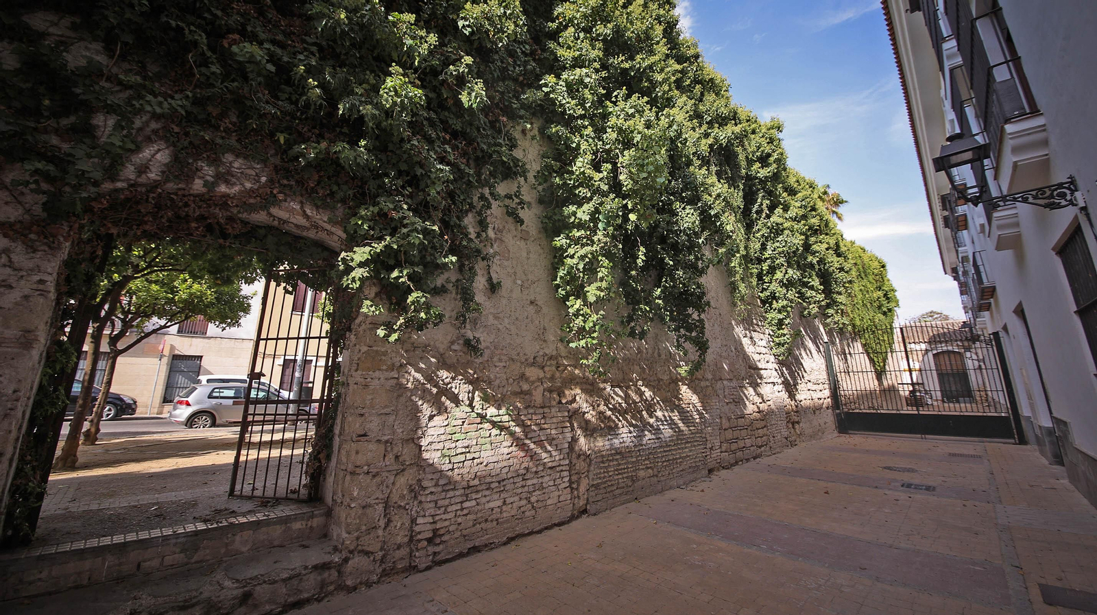 Así está la muralla en calle Muro