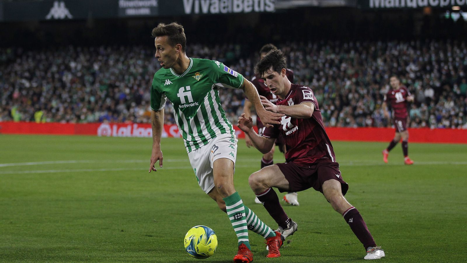 Canales protege el balón ante Aritz, en el Betis-Real Sociedad.