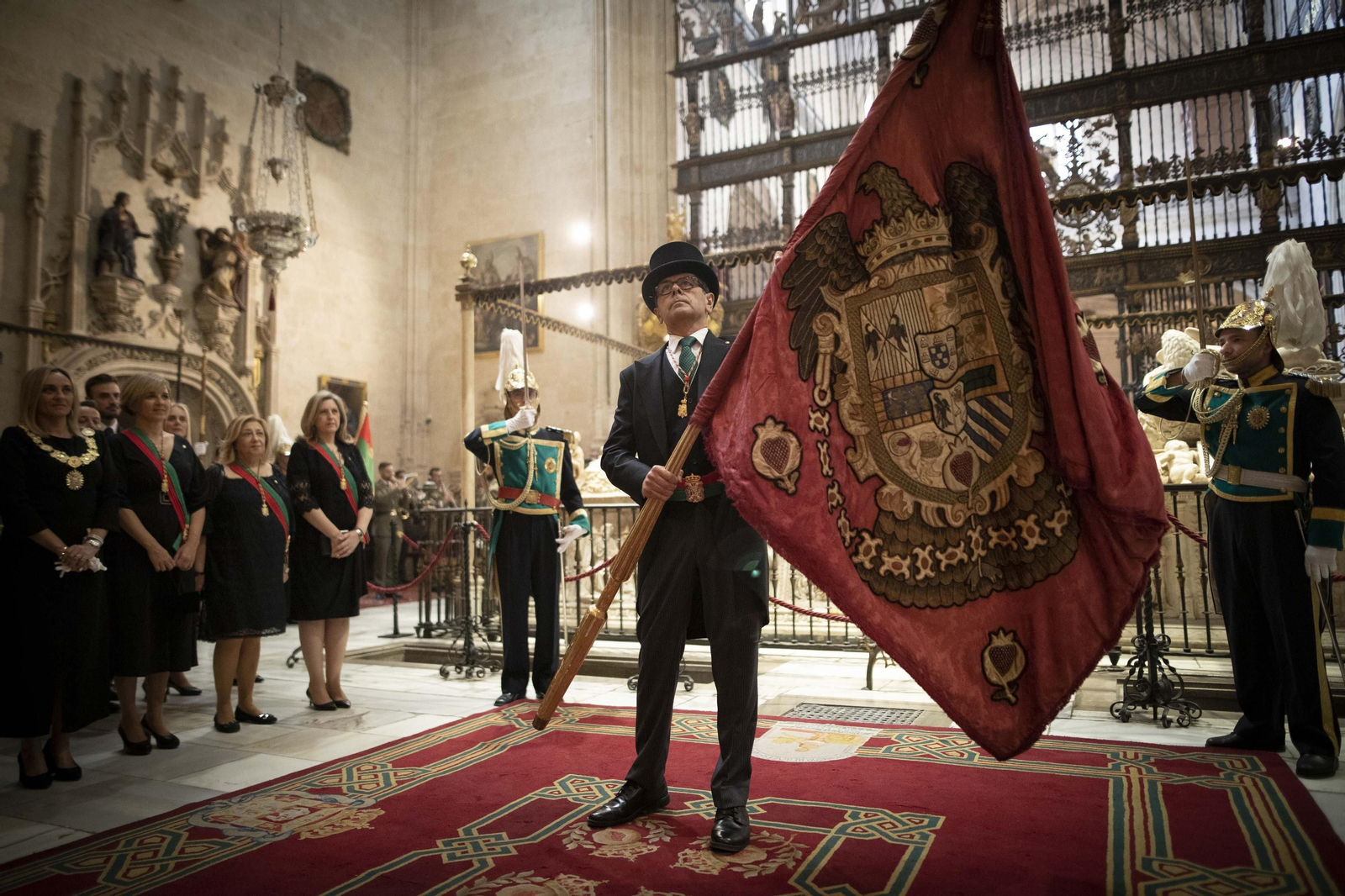 Momento de la tremolación del estandarte real en la Capilla de los Reyes Católicos de Granada