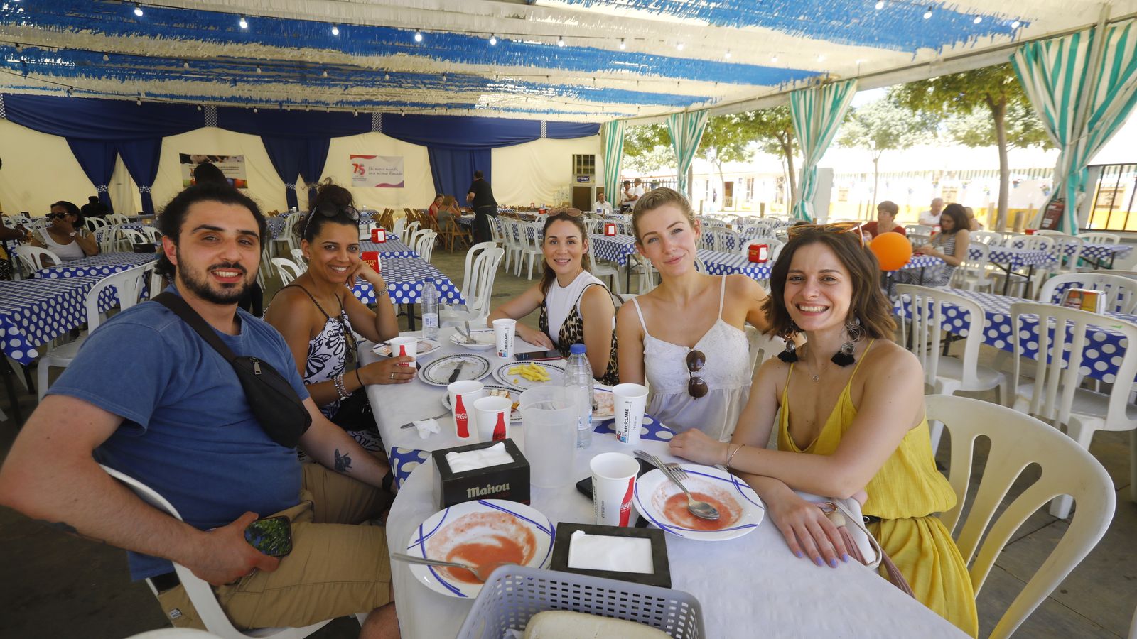 Grupo de amigos que vienen a la feria desde distintas partes del mundo.