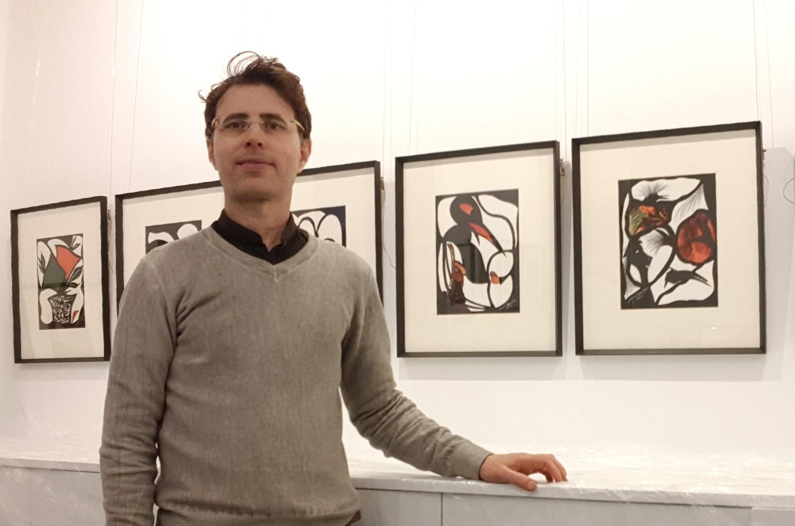 Emilio Fernández, director de la galería Acanto tras el montaje de la exposición de María Capulino.