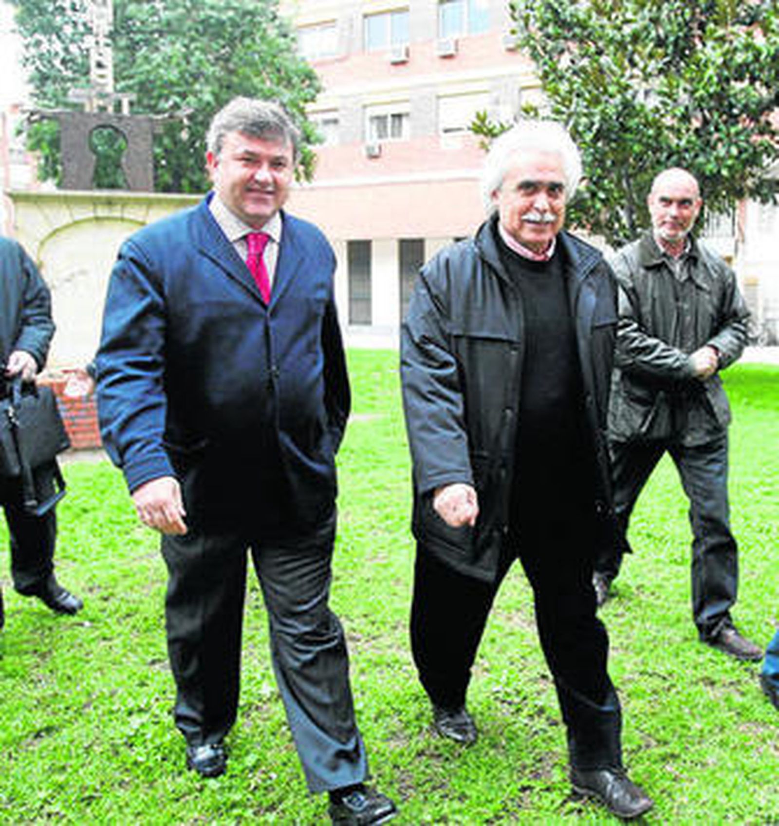 Antonio Palacios y Rafael Gómez,  ayer ante la sede de Hostecor.