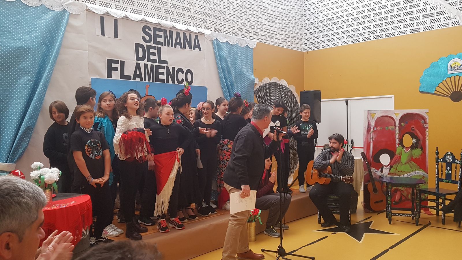 Alumnos de sexto de Primaria del Casal Carrillo, tras su actuación.