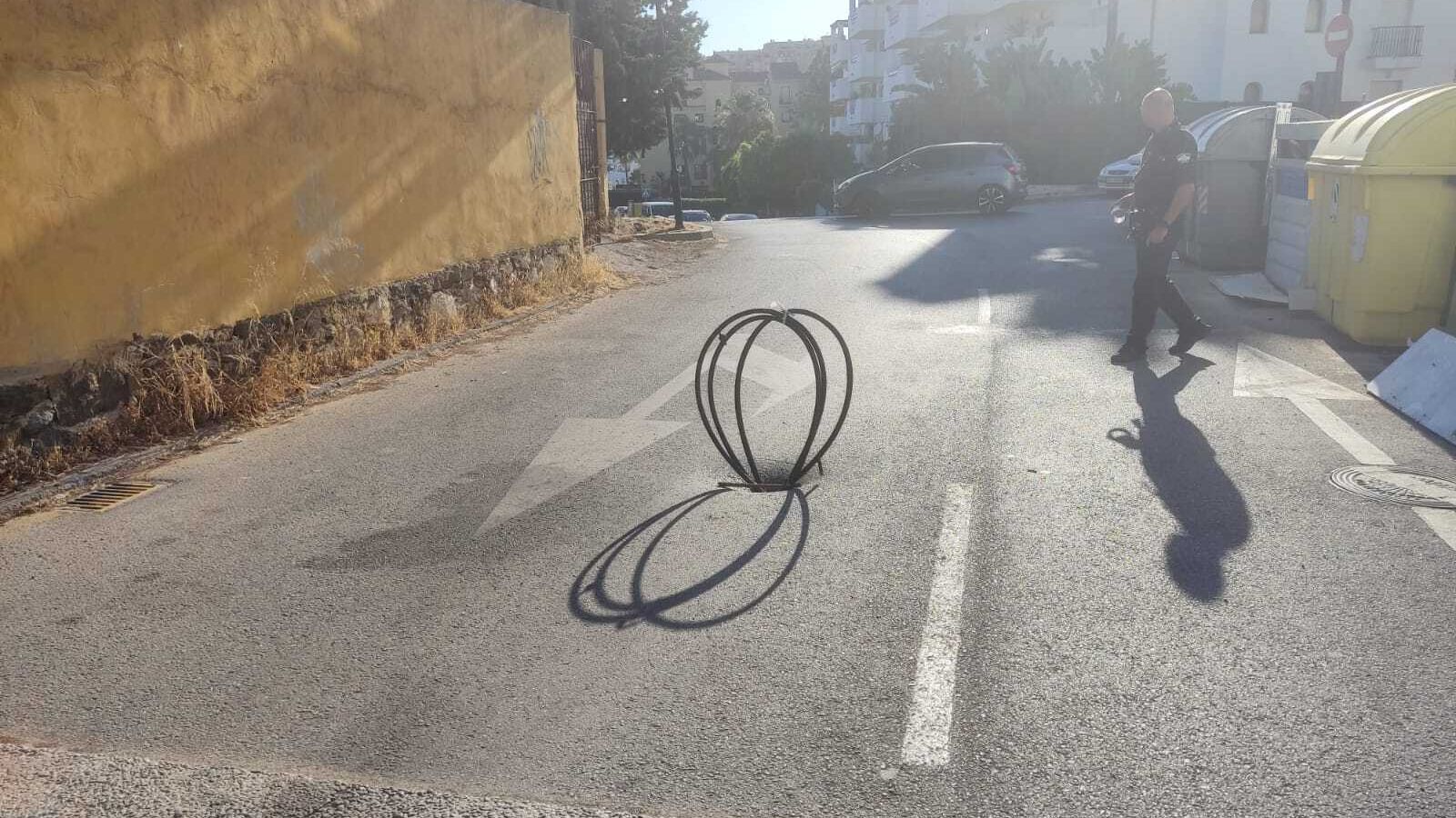 Una señalización vial improvisada con tubos.
