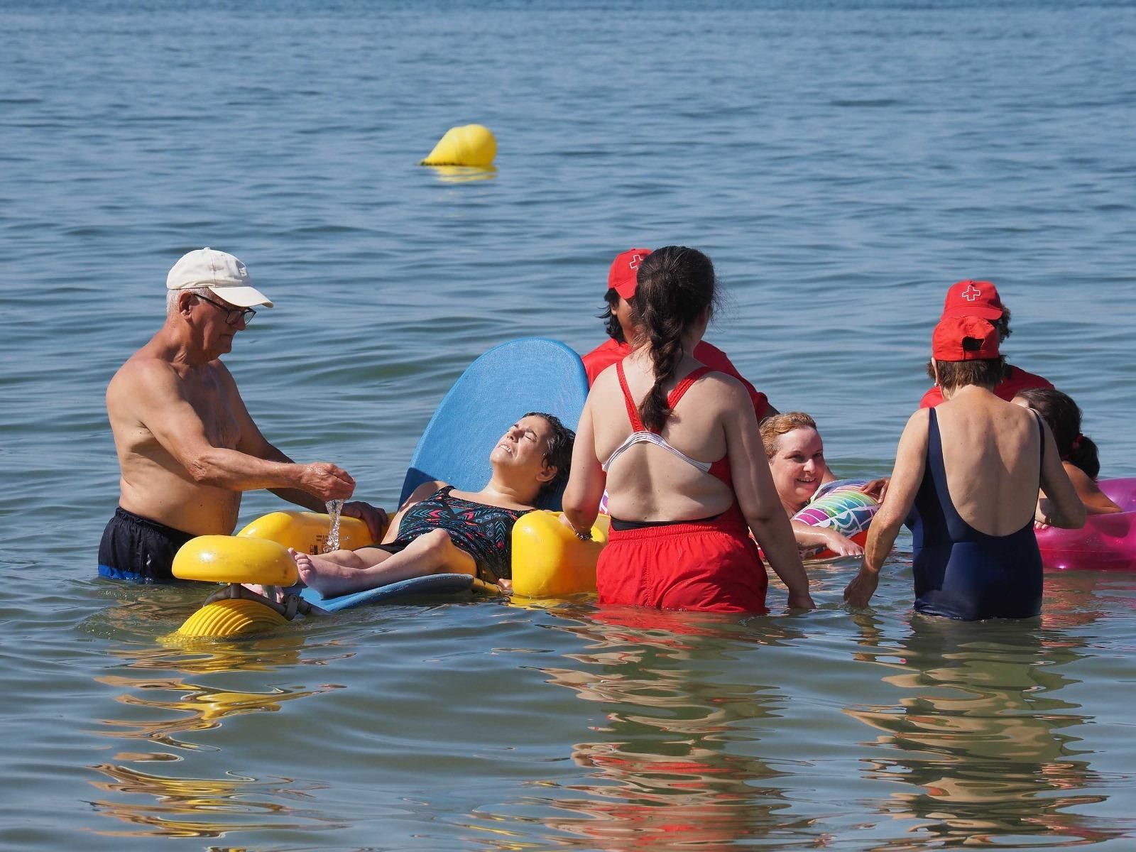 Las mejores imágenes del baño sin fronteras de Cruz Roja en la playa de Cartaya