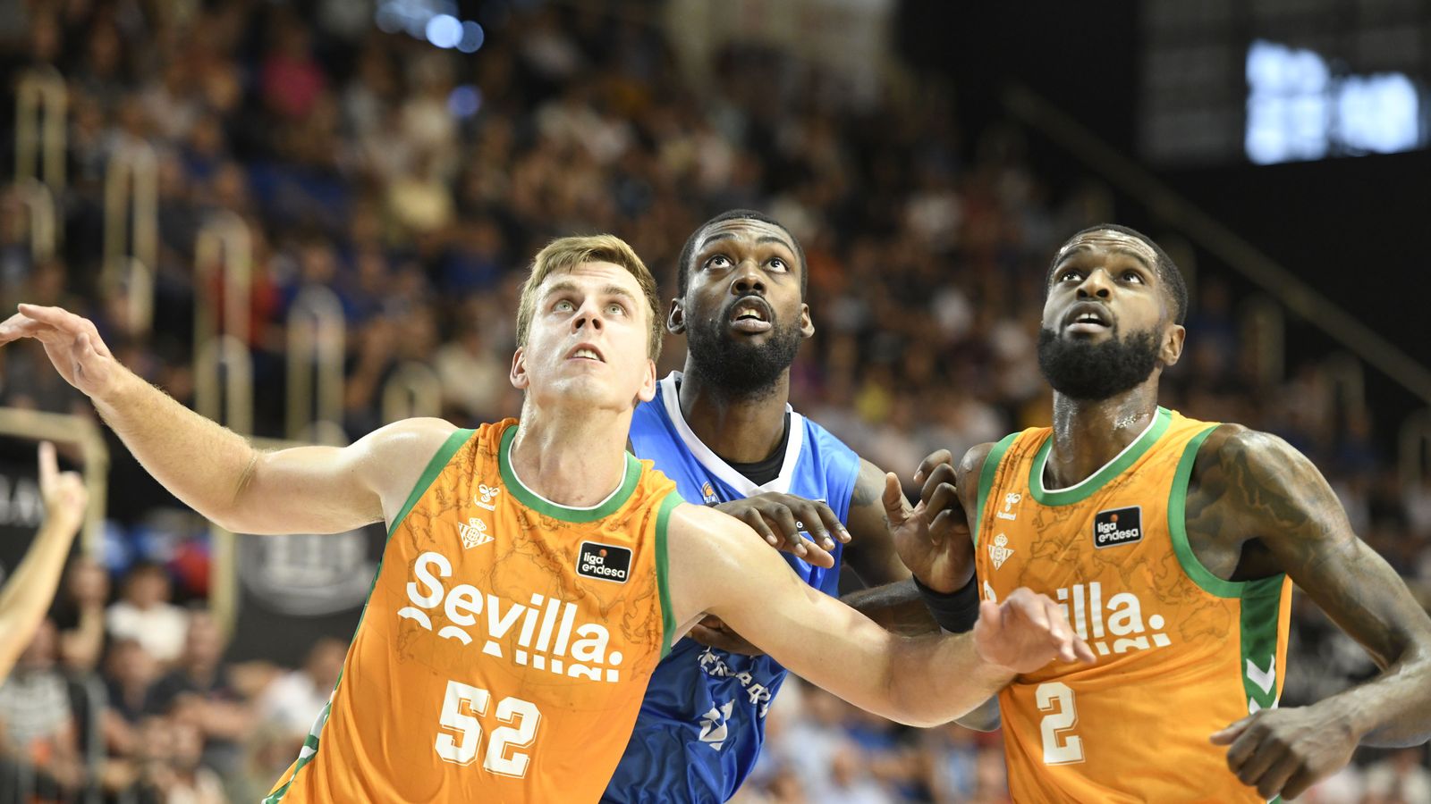 Gerun y BJ Johnson tratan de ganarle la posición a Okouo.