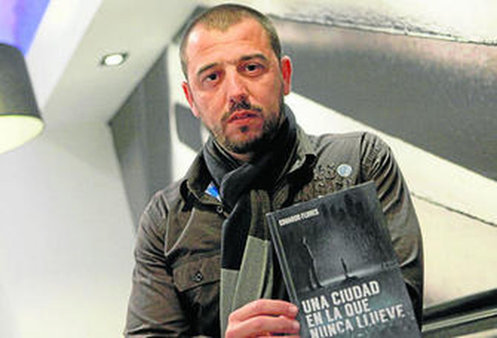 El escritor Eduardo Flores, durante un momento de la entrevista.