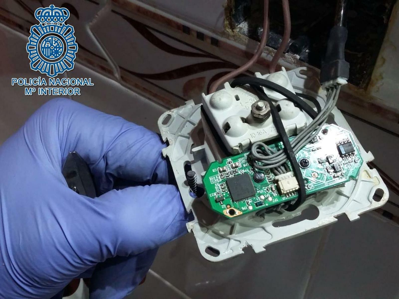 Uno de los dipositivos para la grabación de imágenes intervenido por la Policía.